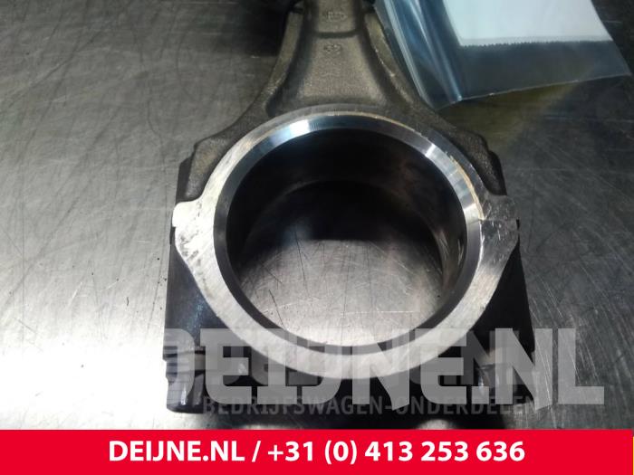 Drijfstang van een Opel Movano (4A1; 4A2; 4B2; 4B3; 4C2; 4C3) 3.0 CDTI 16V 2006