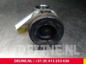 Drijfstang van een Opel Movano (4A1; 4A2; 4B2; 4B3; 4C2; 4C3) 3.0 CDTI 16V 2006