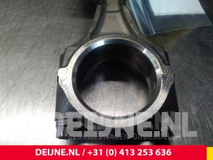 Drijfstang van een Opel Movano (4A1; 4A2; 4B2; 4B3; 4C2; 4C3) 3.0 CDTI 16V 2006