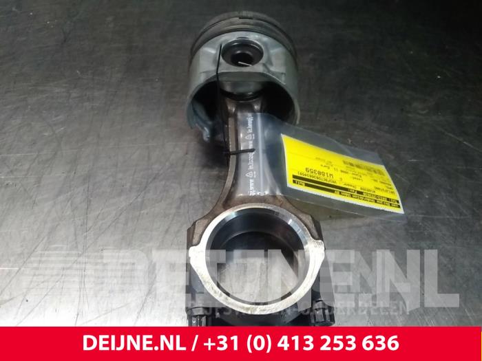 Gebruikte Drijfstang Opel Movano (4A1; 4A2; 4B2; 4B3; 4C2; 4C3) 3.0 CDTI 16V Prijs € 60,50 Inclusief btw aangeboden door van Deijne Onderdelen Uden B.V.