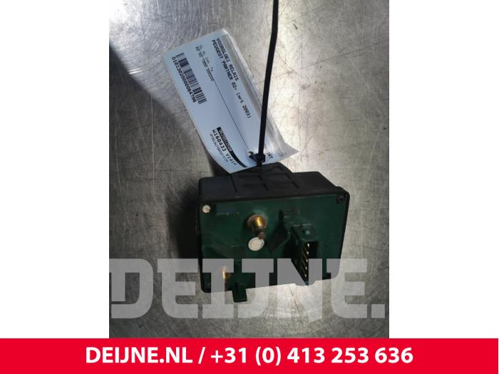 Peugeot Partner Glow plug relay O64796