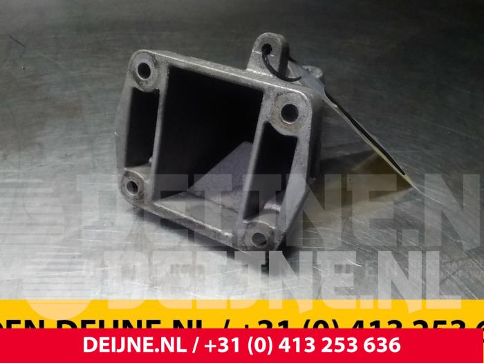 Gebruikte Motorsteun Mercedes Sprinter 3,5t (906.63) 315 CDI 16V Prijs € 12,10 Inclusief btw aangeboden door van Deijne Onderdelen Uden B.V.