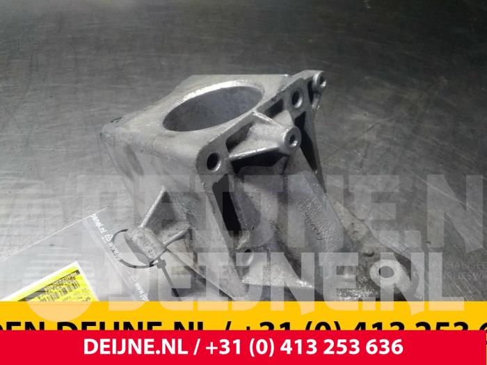 Gebruikte Motorsteun Mercedes Sprinter 3,5t (906.63) 315 CDI 16V Prijs € 12,10 Inclusief btw aangeboden door van Deijne Onderdelen Uden B.V.