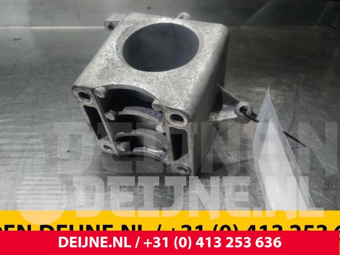 Gebruikte Motorsteun Mercedes Sprinter 3,5t (906.63) 315 CDI 16V Prijs € 12,10 Inclusief btw aangeboden door van Deijne Onderdelen Uden B.V.