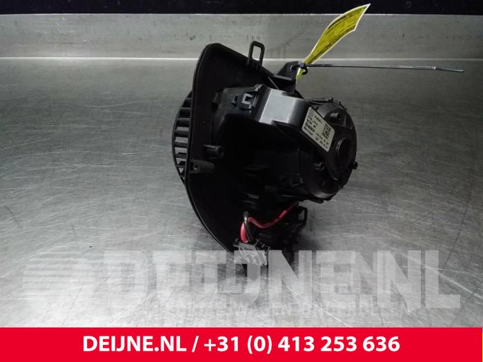 Kachel Ventilatiemotor van een Volkswagen Transporter T6 2.0 TDI DRF 2015