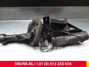 Gebruikte Versnellingspook Peugeot Partner (GC/GF/GG/GJ/GK) 1.6 HDI 75 Prijs € 48,40 Inclusief btw aangeboden door van Deijne Onderdelen Uden B.V.