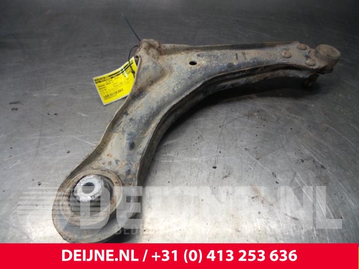 Mercedes Vito Draagarm onder links-voor O71702