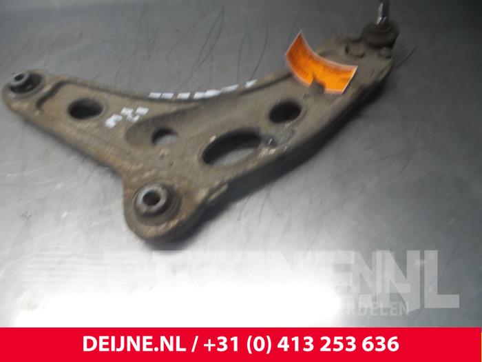 Nissan Primastar Draagarm onder links-voor O71826