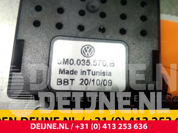 Antenne Versterker van een Volkswagen Golf V (1K1) 1.4 TSI 122 16V 2009