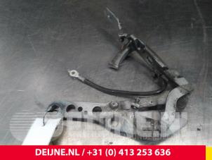 BMW X3 Bonnet Hinge O33384 photo 3
