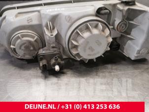Hyundai H200 Headlight, right O33898 photo 3