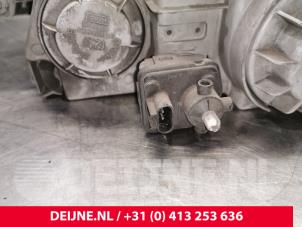 Hyundai H200 Headlight, right O33900 photo 4
