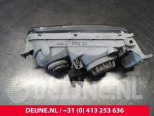 Hyundai H200 Headlight, right O33902 photo 3