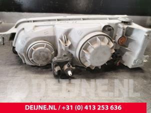 Hyundai H200 Headlight, right O33902 photo 4