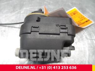 Peugeot 107 Scheinwerfermotor O34037 foto 2