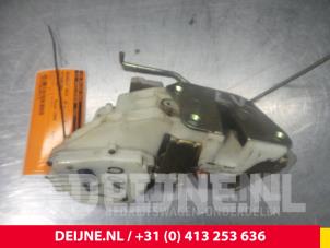 Mitsubishi L400 Türschlossmechanik 2-türig links O38299 foto 2