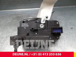 Opel Vivaro Deurslot Mechaniek 2Deurs rechts O38455 foto 3