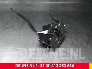 Gebruikte Portierslot Mechaniek 2deurs rechts Fiat Ducato Prijs € 18,15 Inclusief btw aangeboden door van Deijne Onderdelen Uden B.V.
