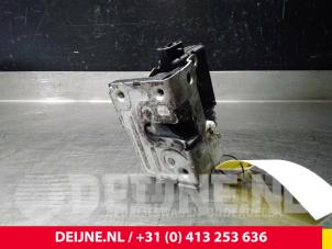 Gebruikte Deurslot Mechaniek 2Deurs rechts Iveco Daily Prijs € 12,10 Inclusief btw aangeboden door van Deijne Onderdelen Uden B.V.