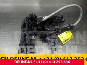 Mercedes C-Klasse Door lock mechanism 4-door, front left O38893 photo 2