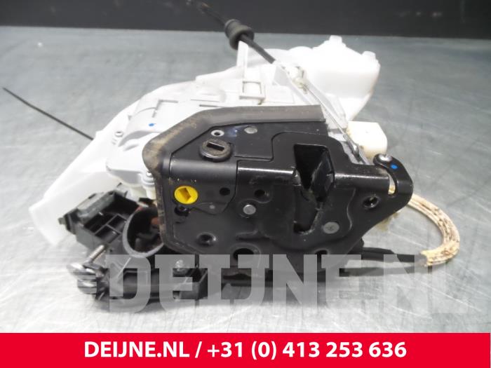 Volkswagen Passat Rear door lock mechanism 4-door, left O39092