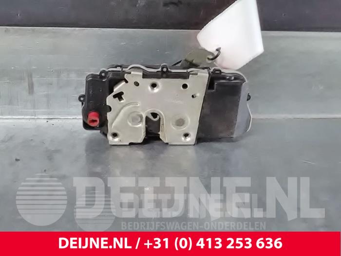 Citroen Xsara Picasso Rear door lock mechanism 4-door, left O39113