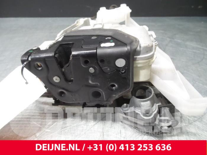 Volkswagen Passat Front door lock mechanism 4-door, right O39243