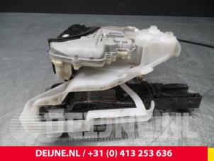 Volkswagen Passat Front door lock mechanism 4-door, right O39243 photo 2