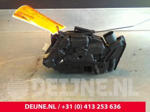 Skoda Superb Front door lock mechanism 4-door, right O39261 photo 2