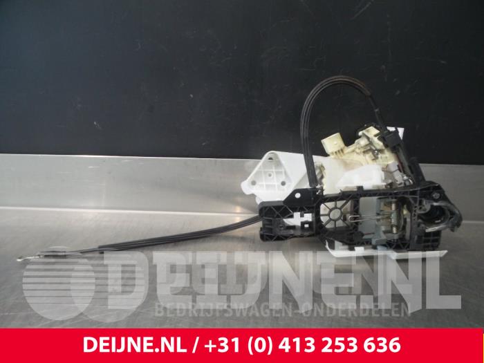 Volkswagen Passat Rear door mechanism 4-door, right O39390