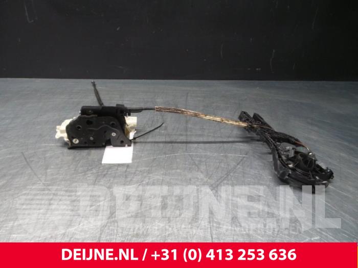 Volkswagen Passat Rear door mechanism 4-door, right O39398