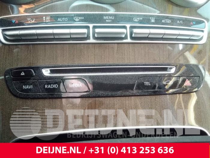 Mercedes C-Klasse Multi-media control unit O43242