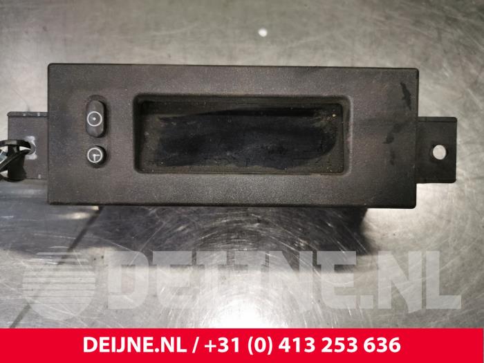 Gebruikte Display Interieur Opel Vivaro Prijs € 24,20 Inclusief btw aangeboden door van Deijne Onderdelen Uden B.V.