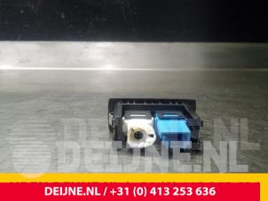 Mercedes Vito AUX/USB aansluiting O48390 foto 2