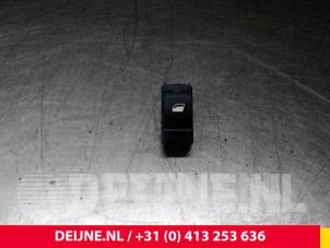 Gebruikte Elektrisch Raam Schakelaar Citroen Berlingo 1.6 BlueHDI 100 Prijs € 18,15 Inclusief btw aangeboden door van Deijne Onderdelen Uden B.V.