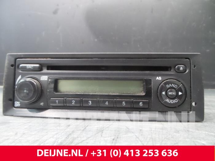 Radio van een Fiat Doblo Cargo (263) 1.3 MJ 16V Euro 4 2011