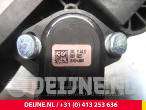 Hyundai H300 Gaspedaal O49470 foto 2