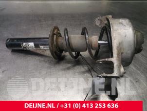 Gebruikte Schokdemperpoot links-voor Audi A4 (B8) 2.0 TDI 16V Prijs € 40,00 Margeregeling aangeboden door van Deijne Onderdelen Uden B.V.