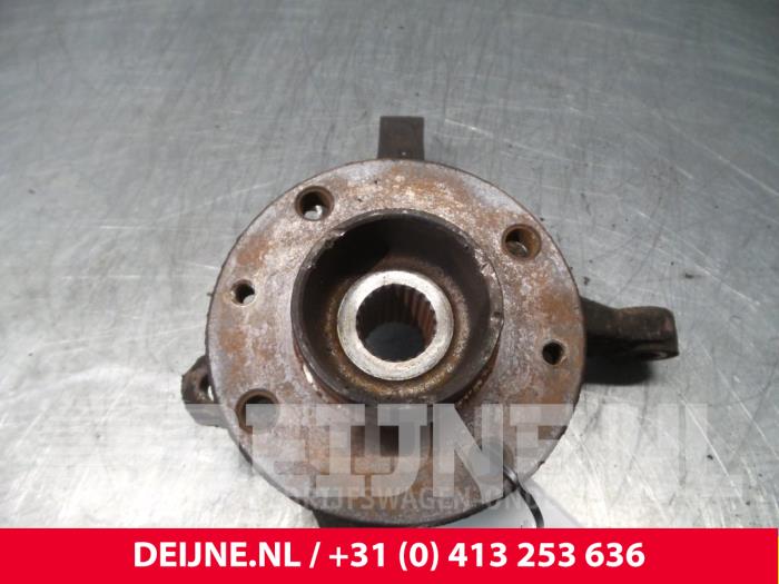 Nissan Kubistar Fusee houder links-voor O52269