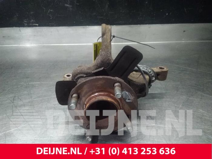 Nissan NV200 Fusee rechts-voor O52456