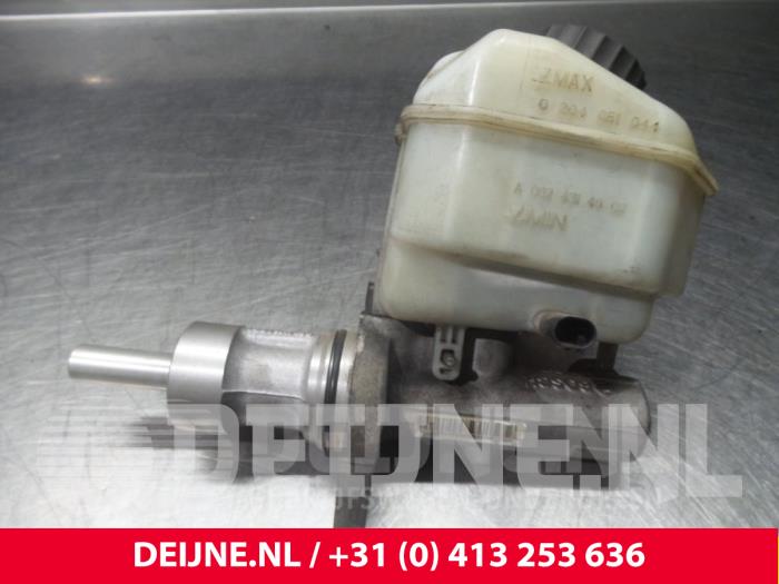 Gebruikte Hoofdremcilinder Mercedes Sprinter Prijs € 18,15 Inclusief btw aangeboden door van Deijne Onderdelen Uden B.V.