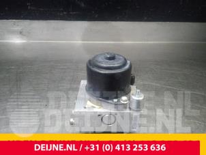 Toyota Hiace ABS Pomp O56762 foto 4