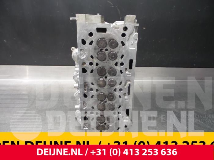 Cilinderkop van een Peugeot Partner Tepee (7A/B/C/D/E/F/G/J/P/S) 1.6 HDI 75 2010