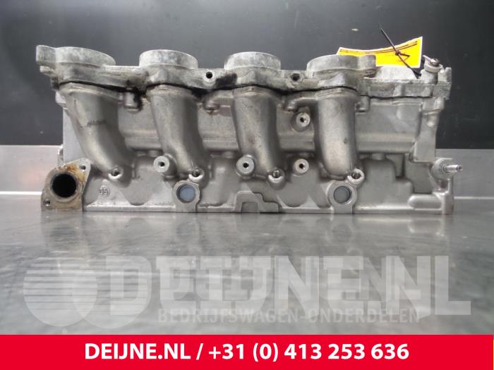 Cilinderkop van een Peugeot Partner Tepee (7A/B/C/D/E/F/G/J/P/S) 1.6 HDI 75 2010