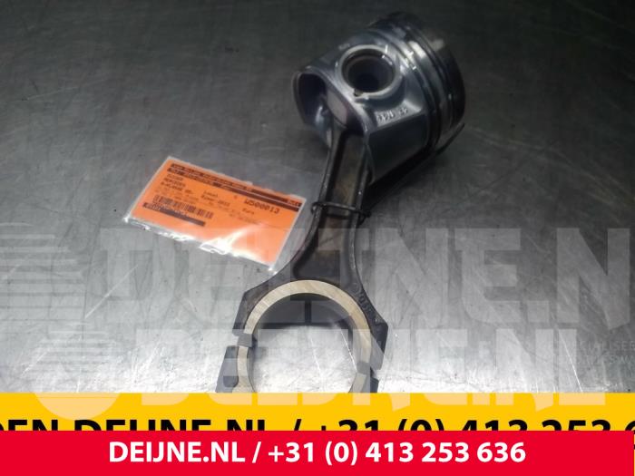 Mercedes B-Klasse Piston O61614