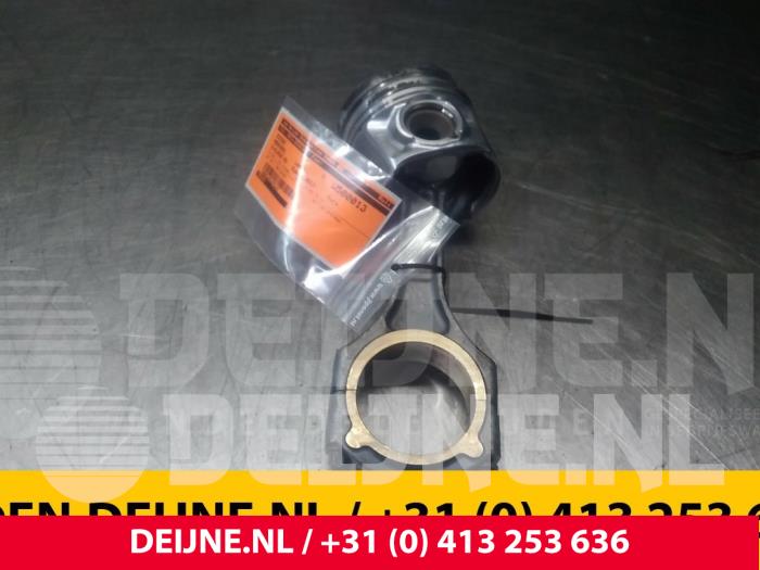Mercedes B-Klasse Piston O61615