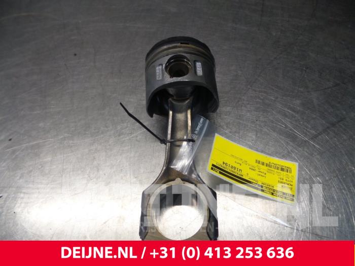 Gebruikte Zuiger Mercedes Vito Prijs € 60,50 Inclusief btw aangeboden door van Deijne Onderdelen Uden B.V.