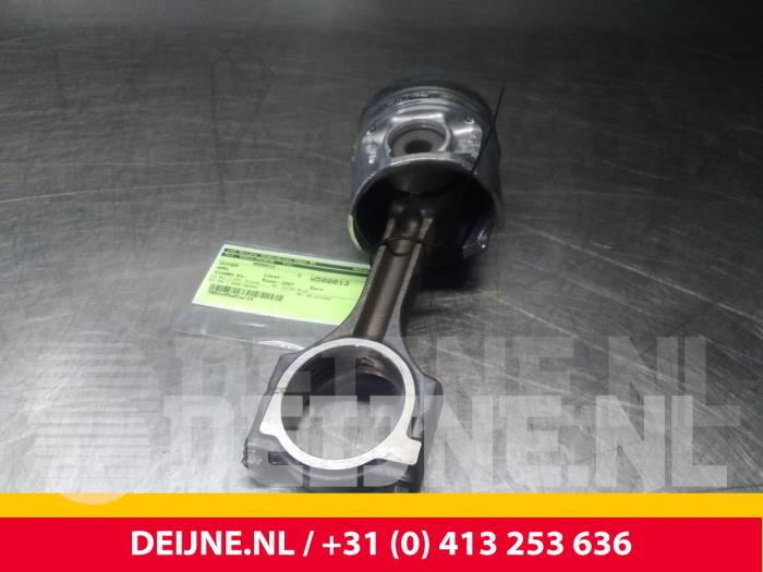 Opel Vivaro Piston O61641
