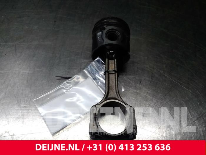 Opel Combo Kolben O61667