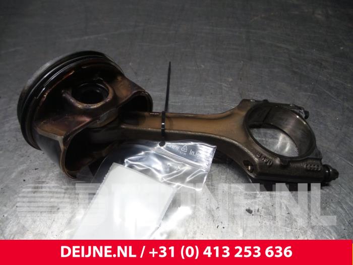 Volkswagen Golf Piston O61744